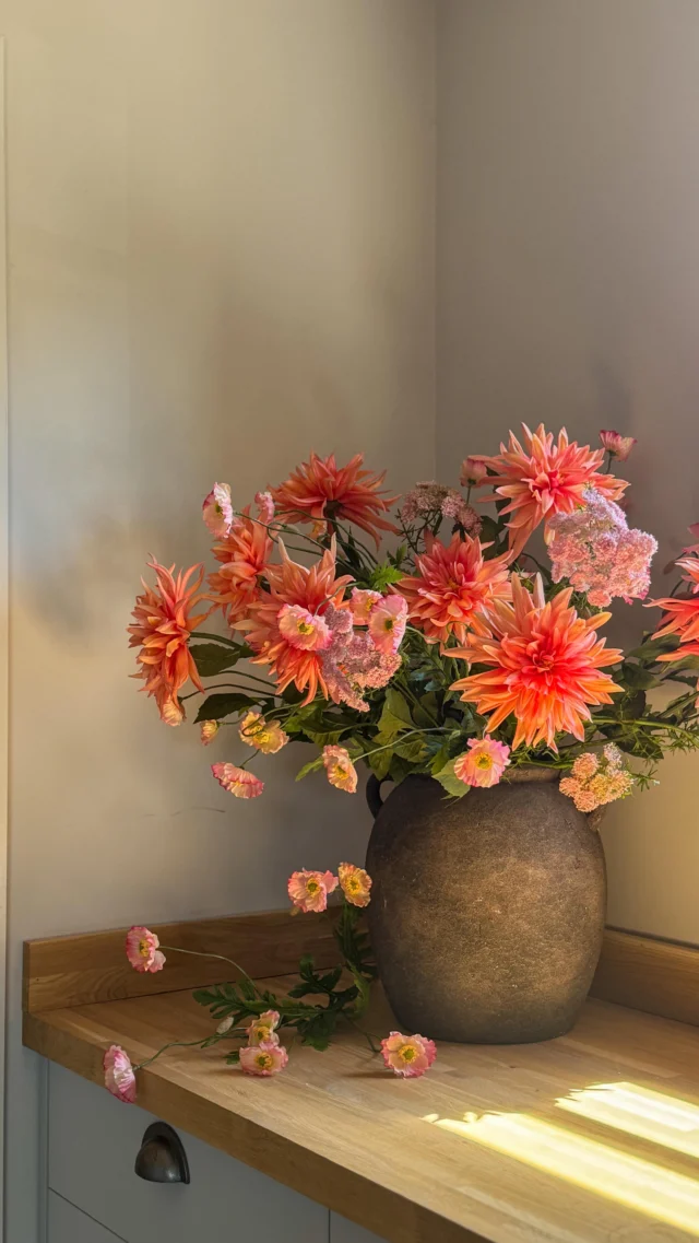 Colour…it’s a tricky one and tends to be a little bit marmite with faux flowers! But I love colour and have found adding in some more whimsical, wild stems can really help break up the bigger, bolder colours to help balance out an arrangement! What do you think? Are you adverse to the brighter stems or embrace them? #fauxflowers #fauxflorals #smallbusiness #summerflowers #smallbusinessuk #smallbusinesssupport #colour #colourfulflowers